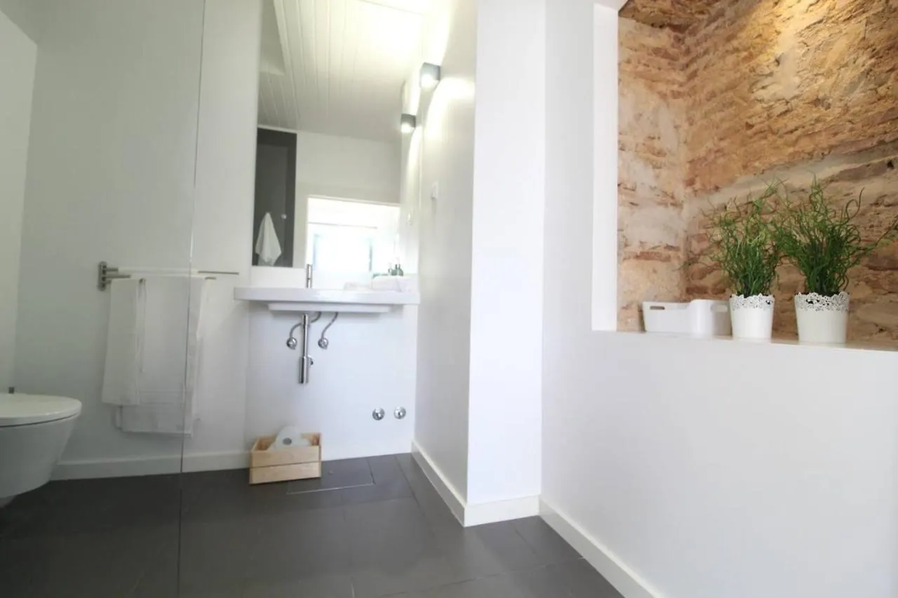 Lovely Bedroom With Patio In Lisboa Lissabon